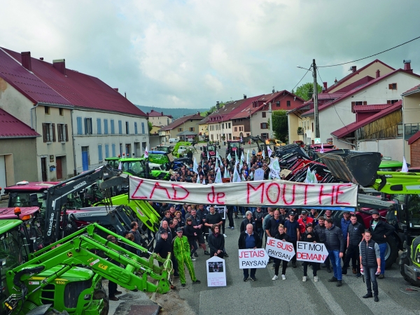 La manifestation a rassemblée 200 éleveurs du Doubs (et du Jura voisin) et une vingtaine de tracteurs dans le centre de Mouthe.