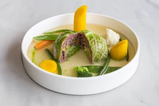 Aumonière de bœuf Aubrac, en deux cuissons, bouillon au soja et légumes